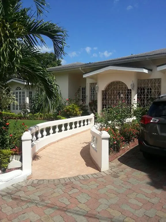 Kingston Studio Apartment 2*,